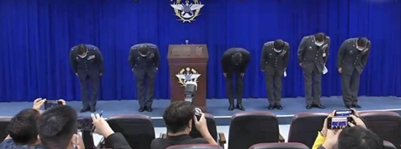 台防务部门6官员为“敦睦舰队”染疫事件鞠躬致歉，现场上演尴尬一幕
