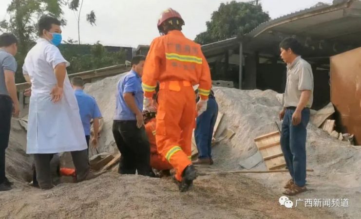 悲剧！广西4岁小孩遭沙石埋压致死，事发时与伙伴们在砖厂玩，家长不在旁